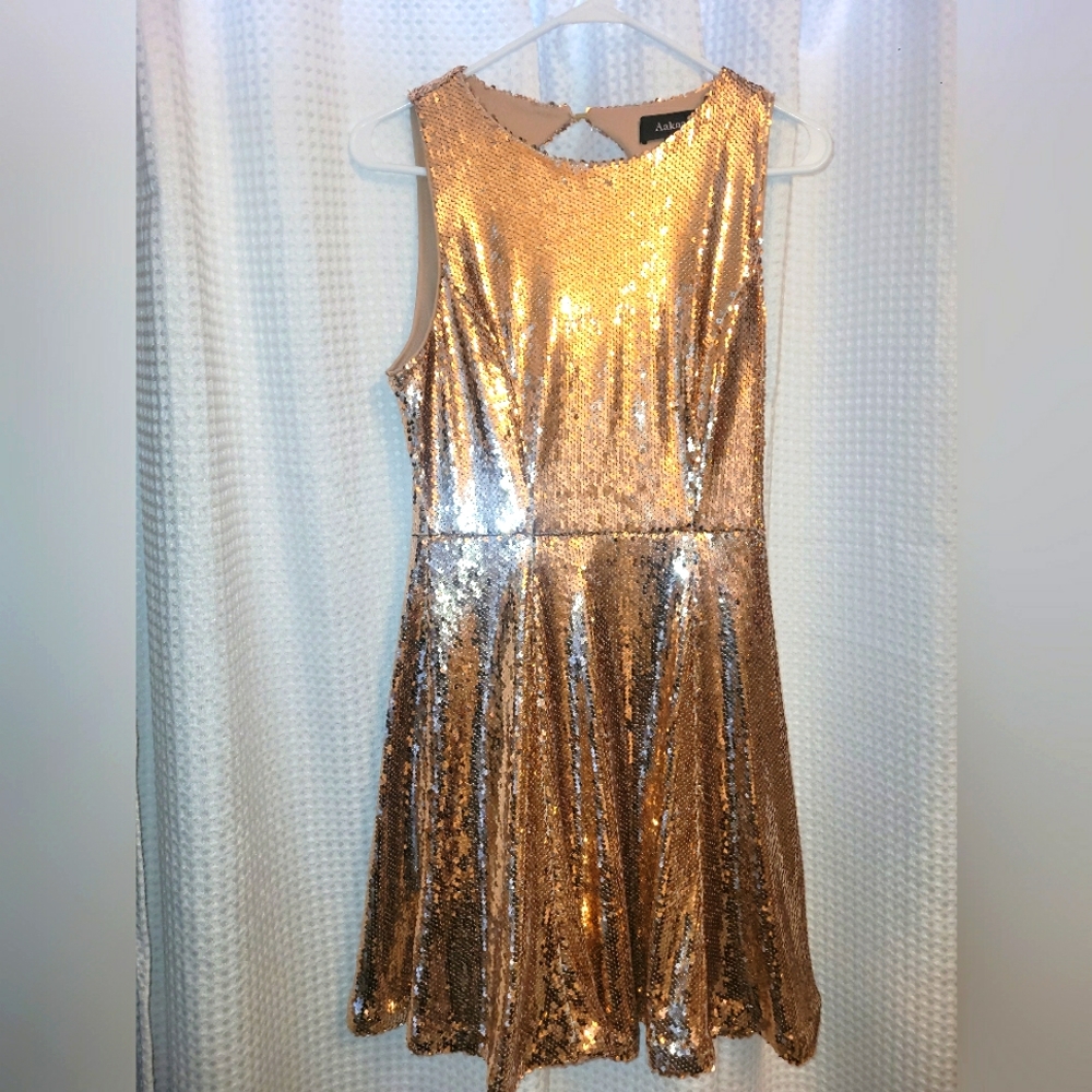 BOUTIQUE GOLD SEQUIN DRESS (SIZE MEDIUM)